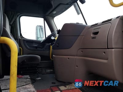 Piąte zdjęcie samochodu w środku: 2017 FREIGHTLINER CASCADIA 125 VIN:3AKJGLDR9HSHJ4911 - miniatura