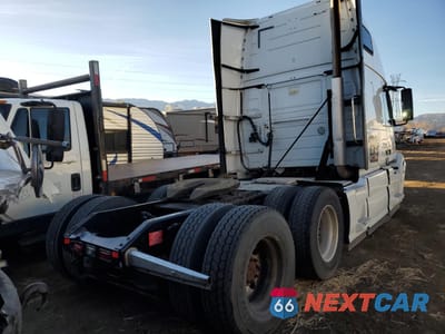 Czwarte zdjęcie samochodu z boku: 2016 VOLVO VN VNL VIN:4V4NC9EHXGN961058 - miniatura