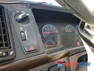 Zdjęcie 8 z 10 samochodu: 2016 VOLVO VN VNL VIN:4V4NC9EHXGN961058 - miniatura