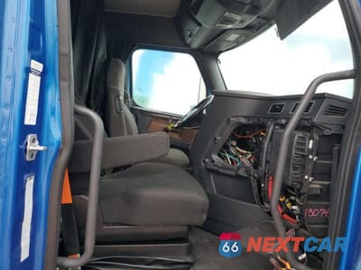 Piąte zdjęcie samochodu w środku: 2020 FREIGHTLINER CASCADIA 126 VIN:1FUJHHDRXLLKS3663 - miniatura