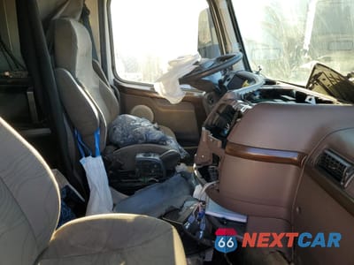 Piąte zdjęcie samochodu w środku: 2016 VOLVO VN VNL VIN:4V4NC9EHXGN961058 - miniatura