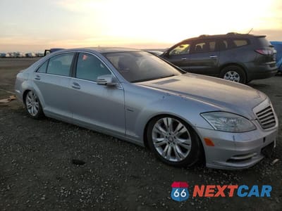 Czwarte zdjęcie samochodu z boku: 2010 MERCEDES-BENZ S 400 VIN:WDDNG9FB1AA318113 - miniatura