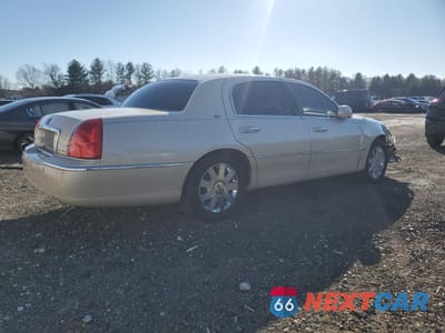 Trzecie zdjęcie samochodu z tyłu: 2003 LINCOLN TOWN CAR CARTIER VIN:1LNHM83W03Y672471 - miniatura