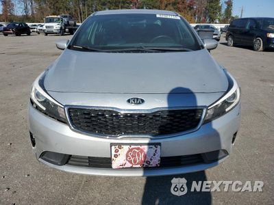 Piąte zdjęcie samochodu w środku: 2018 KIA FORTE LX VIN:3KPFK4A79JE197508 - miniatura