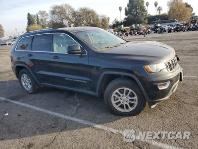 Czwarte zdjęcie samochodu z boku: 2018 JEEP GRAND CHEROKEE LAREDO VIN:1C4RJEAG5JC301022 - miniatura