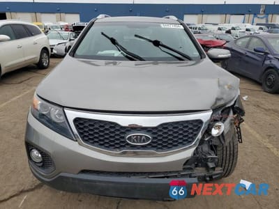 Piąte zdjęcie samochodu w środku: 2013 KIA SORENTO LX VIN:5XYKT3A65DG382725 - miniatura