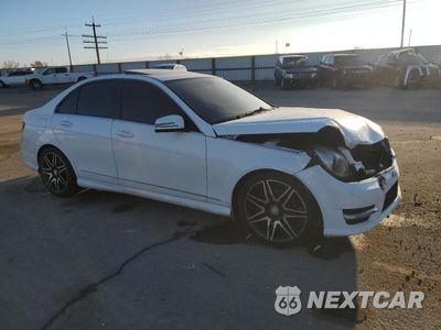 Czwarte zdjęcie samochodu z boku: 2013 MERCEDES-BENZ C 250 VIN:WDDGF4HB4DA799006 - miniatura