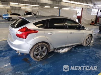 Trzecie zdjęcie samochodu z tyłu: 2014 FORD FOCUS SE VIN:1FADP3K29EL441893 - miniatura