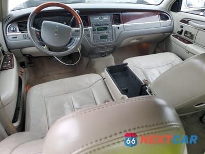Zdjęcie 8 z 12 samochodu: 2007 LINCOLN TOWN CAR SIGNATURE LIMITED VIN:1LNHM82V77Y638767 - miniatura