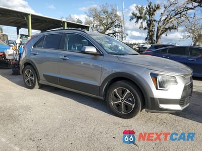 Czwarte zdjęcie samochodu z boku: 2024 KIA NIRO LX VIN:KNDCP3LE2R5121629 - miniatura