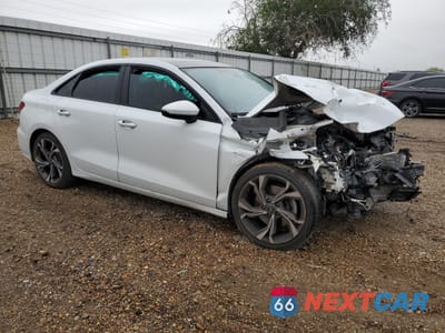 Czwarte zdjęcie samochodu z boku: 2023 AUDI A3 PREMIUM VIN:WAUAUDGY4PA136306 - miniatura