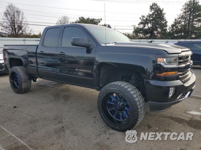 Czwarte zdjęcie samochodu z boku: 2017 CHEVROLET SILVERADO K1500 LT VIN:1GCVKREC7HZ126483 - miniatura