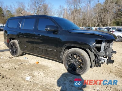 Czwarte zdjęcie samochodu z boku: 2023 JEEP GRAND WAGONEER SERIES II VIN:1C4SJVFJ7PS505650 - miniatura