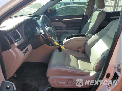 Zdjęcie 7 z 13 samochodu: 2019 TOYOTA HIGHLANDER SE VIN:5TDKZRFHXKS565372 - miniatura