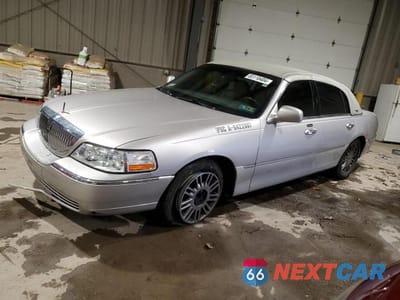 2010 LINCOLN TOWN CAR SIGNATURE LIMITED 2LNBL8CV8AX601385 - główne zdjęcie licytacji z USA - miniatura