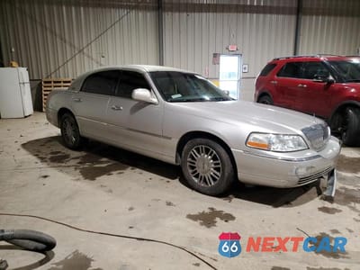 Czwarte zdjęcie samochodu z boku: 2010 LINCOLN TOWN CAR SIGNATURE LIMITED VIN:2LNBL8CV8AX601385 - miniatura