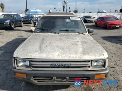 Piąte zdjęcie samochodu w środku: 1989 TOYOTA PICKUP 1/2 TON SHORT WHEELBASE VIN:JT4RN81R5K0006528 - miniatura