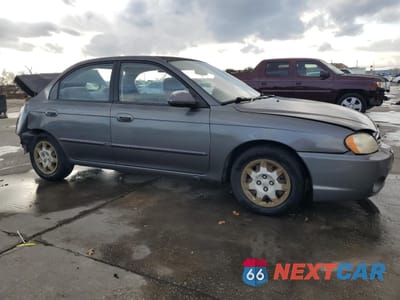 Czwarte zdjęcie samochodu z boku: 2003 KIA SPECTRA BASE VIN:KNAFB121835264507 - miniatura