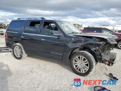 Czwarte zdjęcie samochodu z boku: 2014 LINCOLN NAVIGATOR VIN:5LMJJ2J51EEL07963 - miniatura