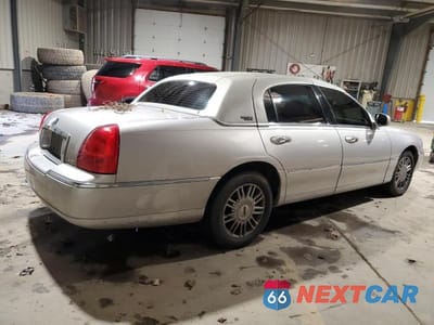 Trzecie zdjęcie samochodu z tyłu: 2010 LINCOLN TOWN CAR SIGNATURE LIMITED VIN:2LNBL8CV8AX601385 - miniatura
