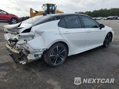 Trzecie zdjęcie samochodu z tyłu: 2020 TOYOTA CAMRY XSE VIN:4T1K61AK6LU308070 - miniatura