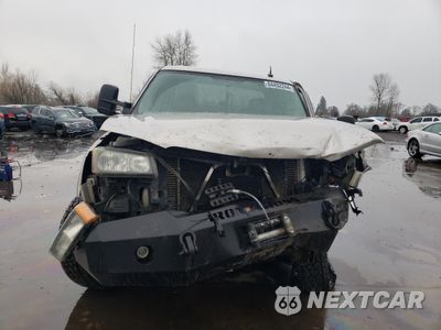 Piąte zdjęcie samochodu w środku: 2004 CHEVROLET SILVERADO K2500 HEAVY DUTY VIN:1GCHK231X4F117116 - miniatura