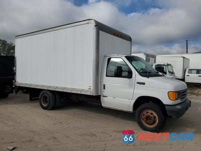 Czwarte zdjęcie samochodu z boku: 2003 FORD ECONOLINE E350 SUPER DUTY CUTAWAY VAN VIN:1FDWE35L63HB83082 - miniatura