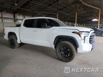 Czwarte zdjęcie samochodu z boku: 2024 TOYOTA TUNDRA CREWMAX SR VIN:5TFLA5DB0RX153288 - miniatura