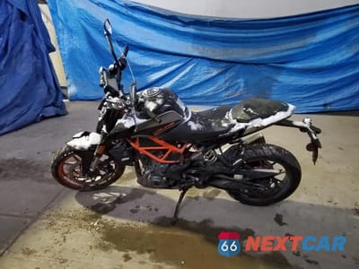 Trzecie zdjęcie samochodu z tyłu: 2022 KTM 390 DUKE VIN:MD2JPJ402NC252011 - miniatura