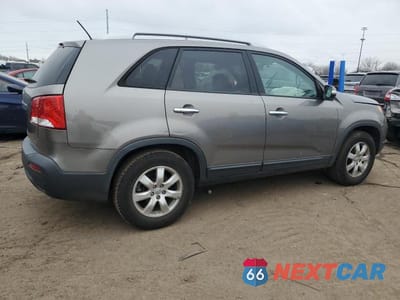 Trzecie zdjęcie samochodu z tyłu: 2013 KIA SORENTO LX VIN:5XYKT3A65DG382725 - miniatura