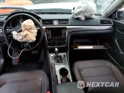 Zdjęcie 8 z 13 samochodu: 2017 VOLKSWAGEN PASSAT SE VIN:1VWBT7A33HC001118 - miniatura