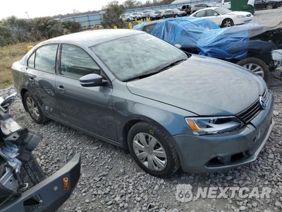 Czwarte zdjęcie samochodu z boku: 2014 VOLKSWAGEN JETTA SE VIN:3VWB17AJ2EM420656 - miniatura