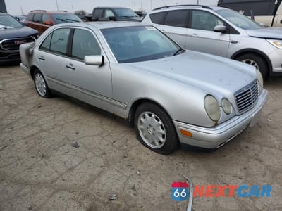 Czwarte zdjęcie samochodu z boku: 1999 MERCEDES-BENZ E 320 VIN:WDBJF65H1XA937396 - miniatura