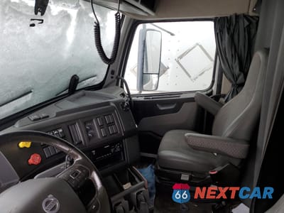 Piąte zdjęcie samochodu w środku: 2019 VOLVO VN VNL VIN:ZV4NC9EH6KN903411 - miniatura