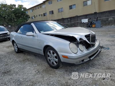 Czwarte zdjęcie samochodu z boku: 1999 MERCEDES-BENZ CLK 320 VIN:WDBLK65G4XT013857 - miniatura