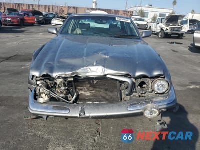 Piąte zdjęcie samochodu w środku: 2002 JAGUAR XJR VIN:SAJDA15B12MF49401 - miniatura