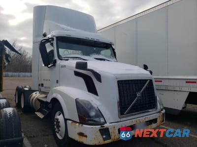 2014 VOLVO VN VNL 4V4NC9EG1EN159308 - główne zdjęcie licytacji z USA - miniatura