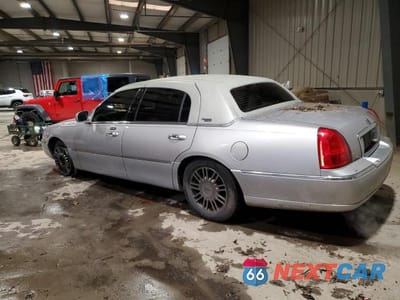 Drugie zdjęcie samochodu z przodu: 2010 LINCOLN TOWN CAR SIGNATURE LIMITED VIN:2LNBL8CV8AX601385 - miniatura