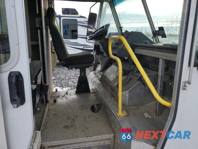 Piąte zdjęcie samochodu w środku: 2021 FORD F59 VIN:1F64F5KN9M0A07639 - miniatura