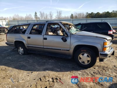 Czwarte zdjęcie samochodu z boku: 1999 CHEVROLET SUBURBAN K1500 VIN:1GNFK16R9XJ570798 - miniatura