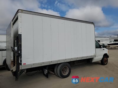 Trzecie zdjęcie samochodu z tyłu: 2003 FORD ECONOLINE E350 SUPER DUTY CUTAWAY VAN VIN:1FDWE35L63HB83082 - miniatura