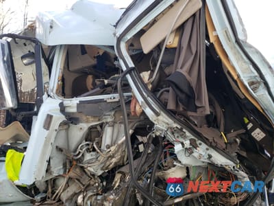 Piąte zdjęcie samochodu w środku: 2016 VOLVO VN VNL VIN:4V4N99EHXGN967828 - miniatura