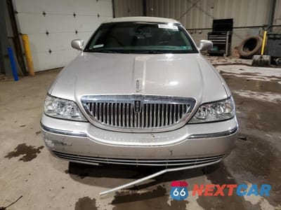 Piąte zdjęcie samochodu w środku: 2010 LINCOLN TOWN CAR SIGNATURE LIMITED VIN:2LNBL8CV8AX601385 - miniatura