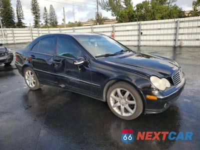 Czwarte zdjęcie samochodu z boku: 2003 MERCEDES-BENZ C 230K SPORT SEDAN VIN:WDBRF40J83F432194 - miniatura