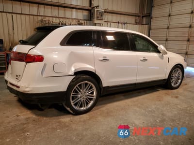 Trzecie zdjęcie samochodu z tyłu: 2016 LINCOLN MKT VIN:2LMHJ5AT1GBL01102 - miniatura