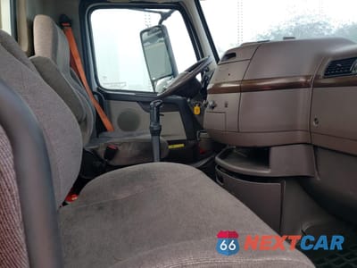 Piąte zdjęcie samochodu w środku: 2014 VOLVO VN VNL VIN:4V4NC9EG1EN159308 - miniatura