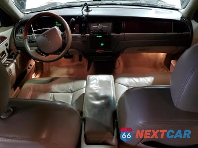 Zdjęcie 8 z 12 samochodu: 2010 LINCOLN TOWN CAR SIGNATURE LIMITED VIN:2LNBL8CV8AX601385 - miniatura