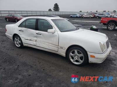 Czwarte zdjęcie samochodu z boku: 1999 MERCEDES-BENZ E 430 VIN:WDBJF70H7XA780180 - miniatura