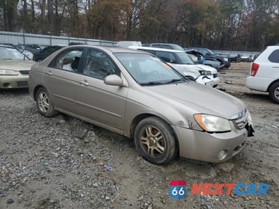 Czwarte zdjęcie samochodu z boku: 2004 KIA SPECTRA LX VIN:KNAFE121045029608 - miniatura