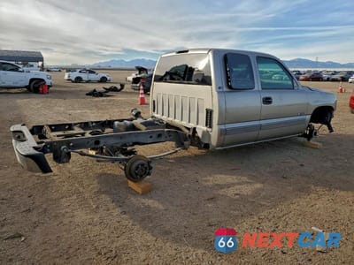 Trzecie zdjęcie samochodu z tyłu: 2002 CHEVROLET SILVERADO C1500 VIN:2GCEC19V721407967 - miniatura
